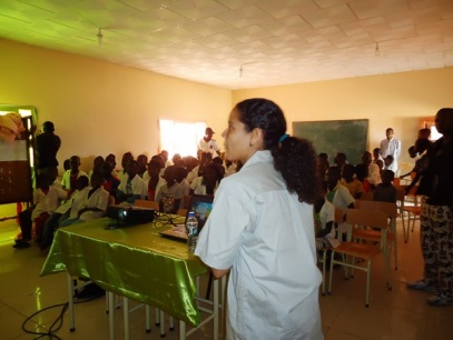 Sendi making a educational presentation for public schools in Cangandala; A Sendi fazendo uma apresentação educativa para escolas públicas da Cangandala